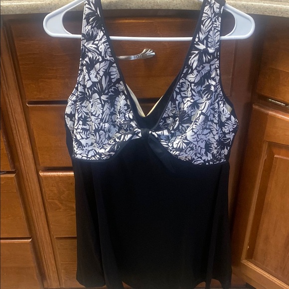 Chic Black and White Patterned Size 22W Swimsuit with Skirt - Picture 1 of 7